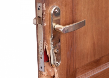 Porte abîmée pendant le confinement, que faire ?