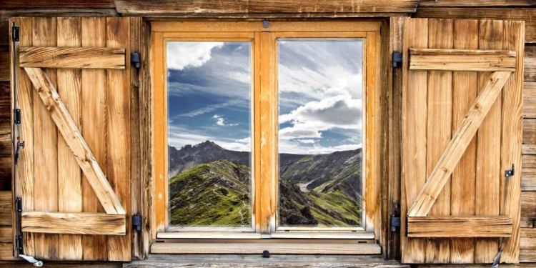 Volets avec moulures : comment les décaper ?