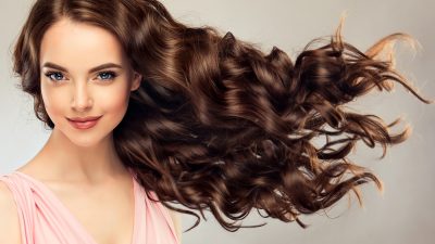 femme-cheveux-boucle