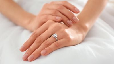 bague-fiancaille-main