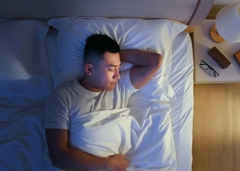 homme-dort-lit
