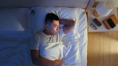 homme-dort-lit