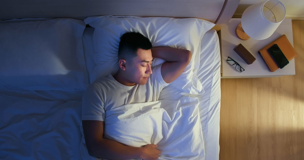 homme-dort-lit