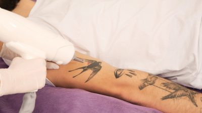 jeune-homme-tatouage