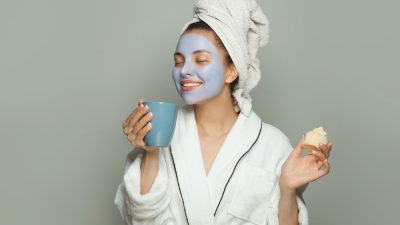 femme-visage-cosmetique