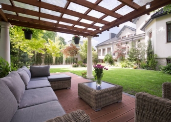 Pergola bioclimatique : quelle résistance face aux embruns ?