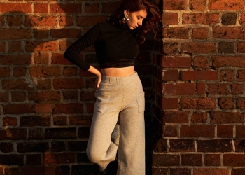 Avec quoi porter le pantalon taille haute cet été pour sortir du lot ?