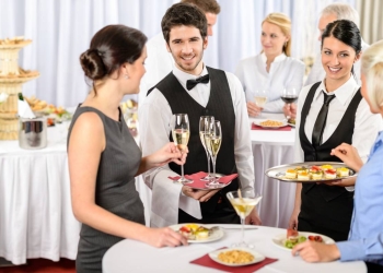 Réception privée : faut-il choisir le service à table ou le buffet ?