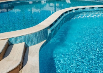 Carrelage de piscine : comment adapter la couleur à la maison ?
