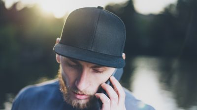 jeune-homme-casquette