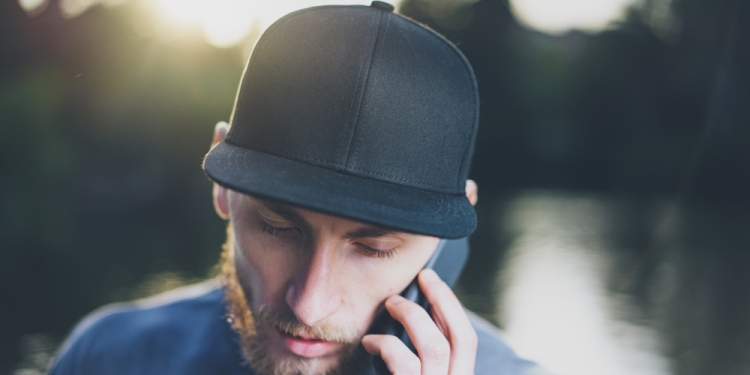 jeune-homme-casquette