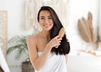 femme-brosse-cheveux