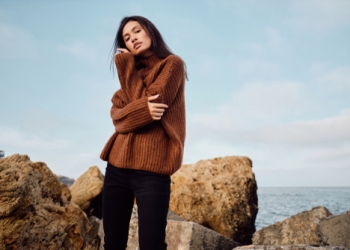 femme porte pull