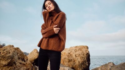 femme porte pull