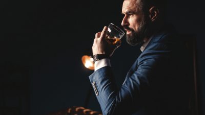 homme boit cognac