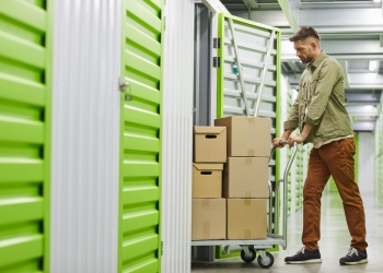 homme cartons dans garde meubles