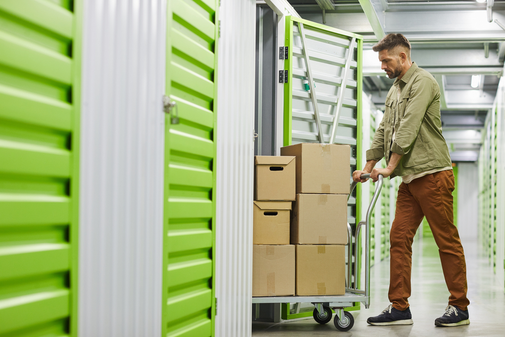 homme cartons dans garde meubles