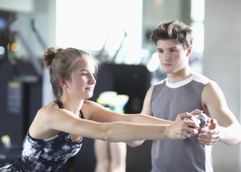 adolescents faisant musculation
