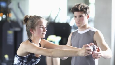 adolescents faisant musculation