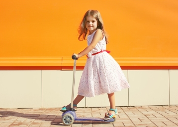 petite fille robe trotinette