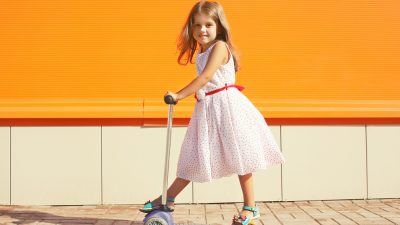 petite fille robe trotinette