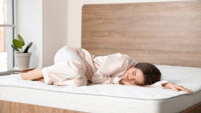 femme dort sur matelas latex