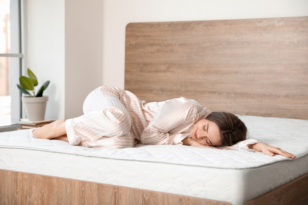 femme dort sur matelas latex