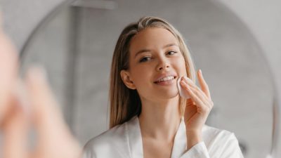femme se demaquille avec coton