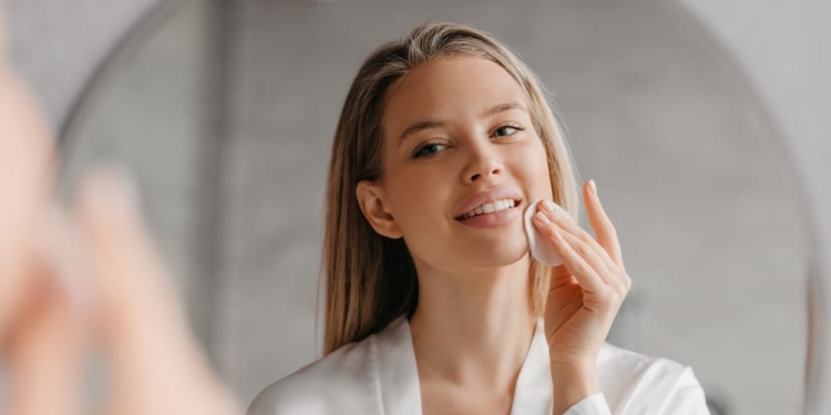 femme se demaquille avec coton