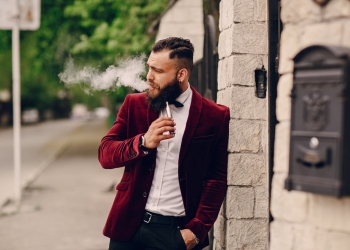 homme vapote cigarette electronique