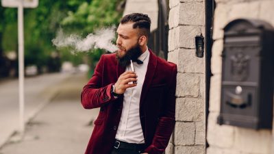 homme vapote cigarette electronique