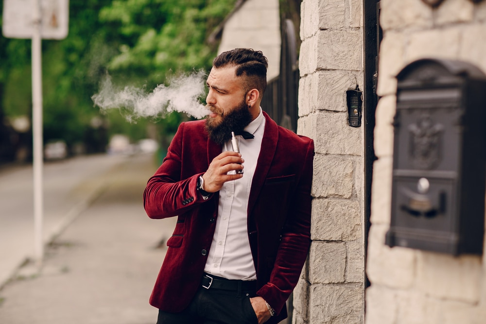 homme vapote cigarette electronique