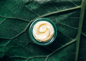 creme cosmetique bio sur feuille
