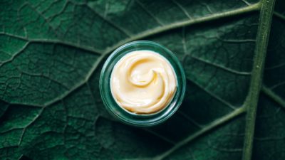 creme cosmetique bio sur feuille