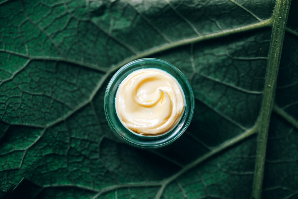 creme cosmetique bio sur feuille