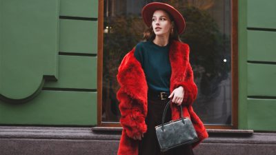 femme porte manteau tendance