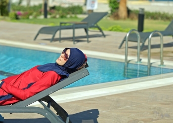 femme porte burkini piscine
