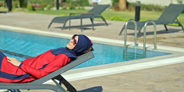 femme porte burkini piscine
