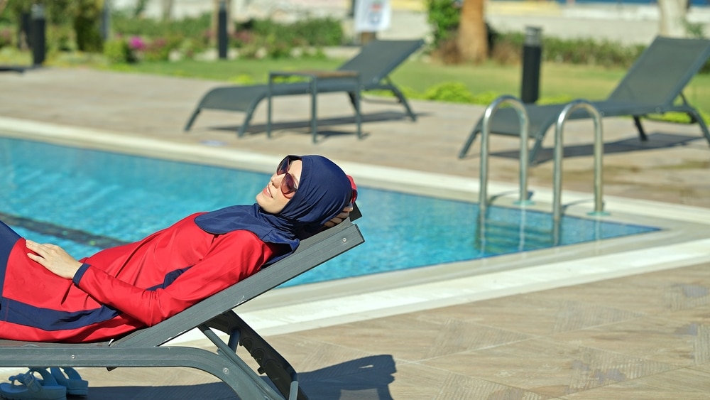 femme porte burkini piscine
