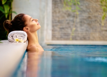 femme se detend au spa
