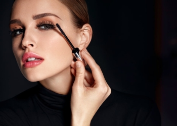 femme applique mascara