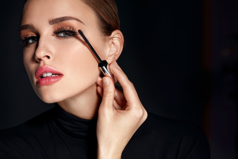 femme applique mascara