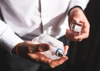 homme avec parfum