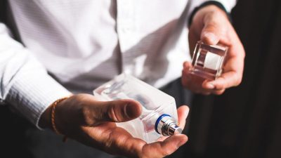 homme avec parfum