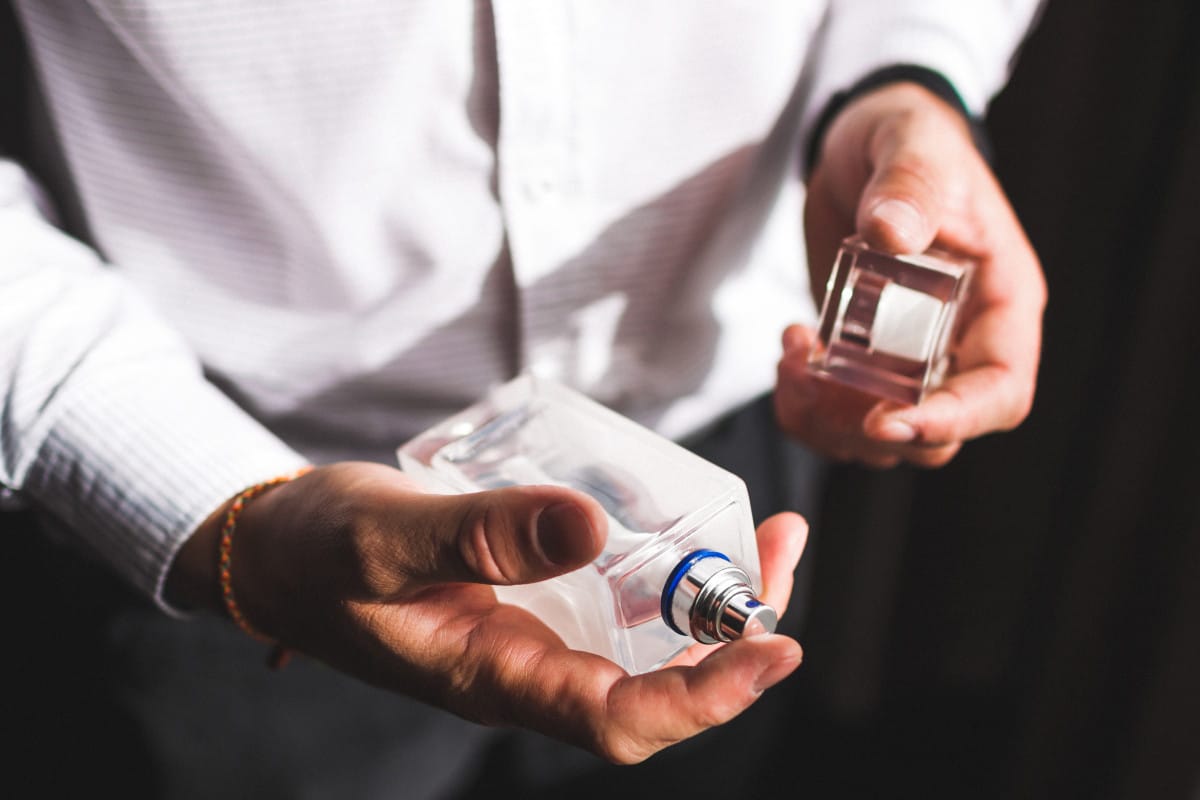 homme avec parfum
