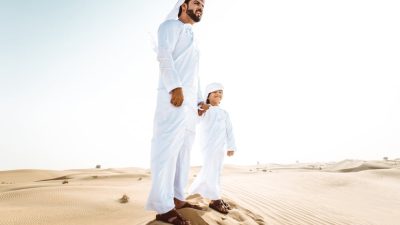 pere et fils portent qamis