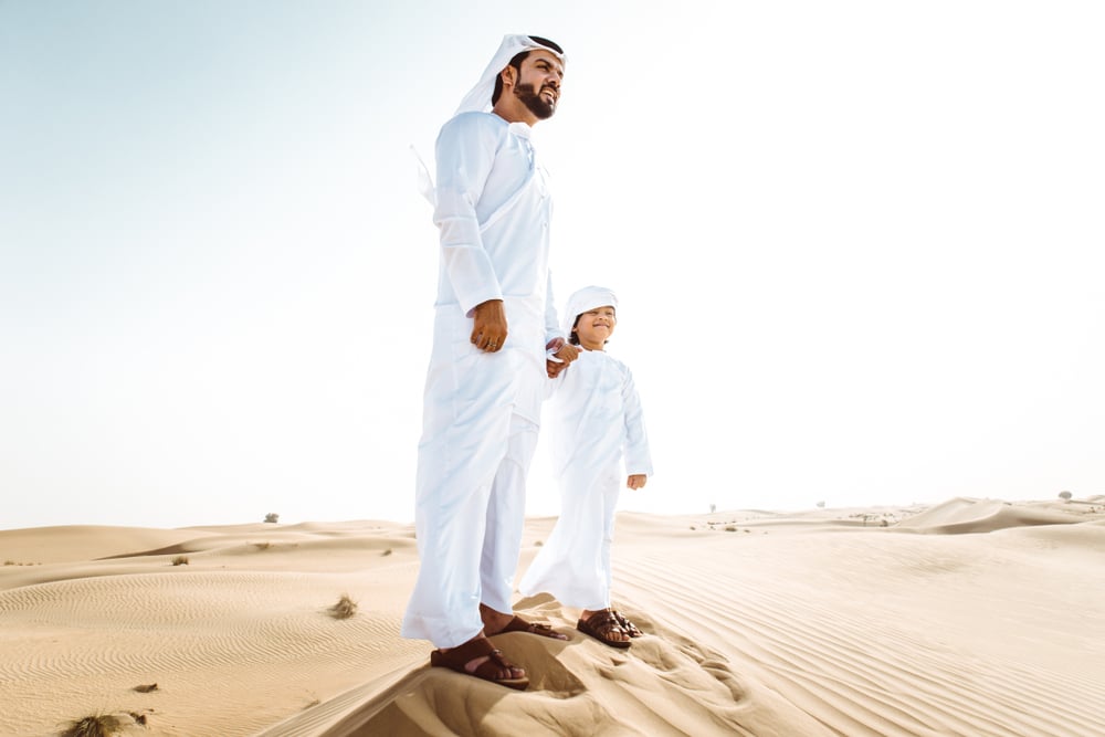 pere et fils portent qamis