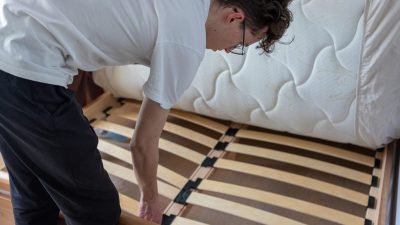 homme-qui-teste-matelas