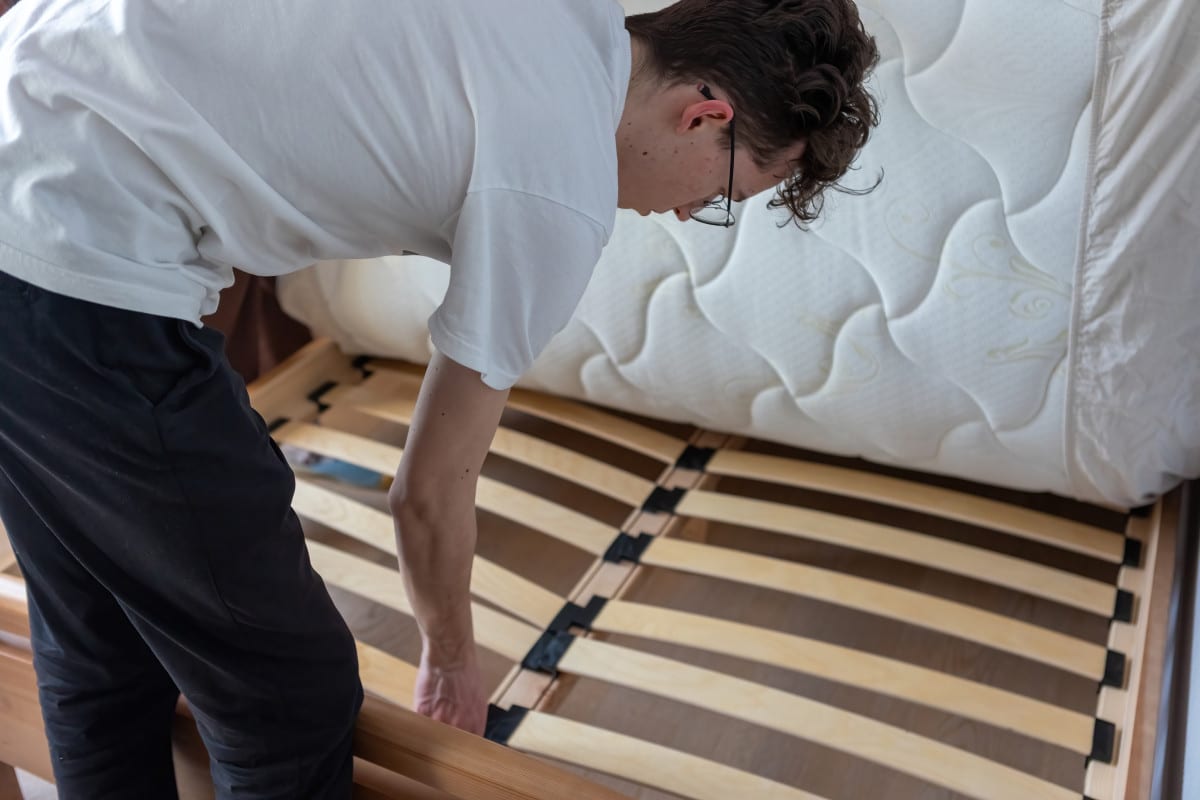 homme-qui-teste-matelas