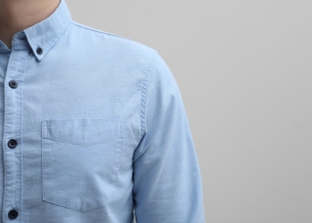 homme chemise bleu